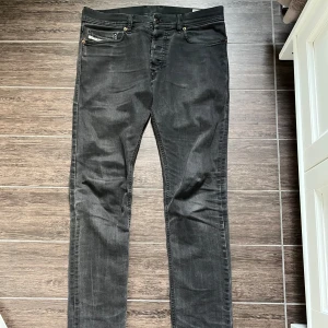 Diesel jeans - Säljer dessa diesel jeans i storlek 29/34 men dom  passa mig som har 30/31 i midja. Nypris ligger på runt 2000 och dom har inga defekter utom täcken på användning! 