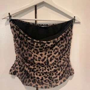Leopardmönstrad tubtopp från Gina Tricot - Säljer en snygg tubtopp från Gina Tricot med leopardmönster. Ett måste i garderoben och perfekt plagg i alla tillfällen!!❤️