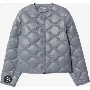 Grå quiltad pufferjacka - Säljer en grå quiltad pufferjacka från mango. Den är endast använd några fåtal gånger och perfekt på våren och sommaren. ( skriv för fler bilder då dessa är lånade) 🩵