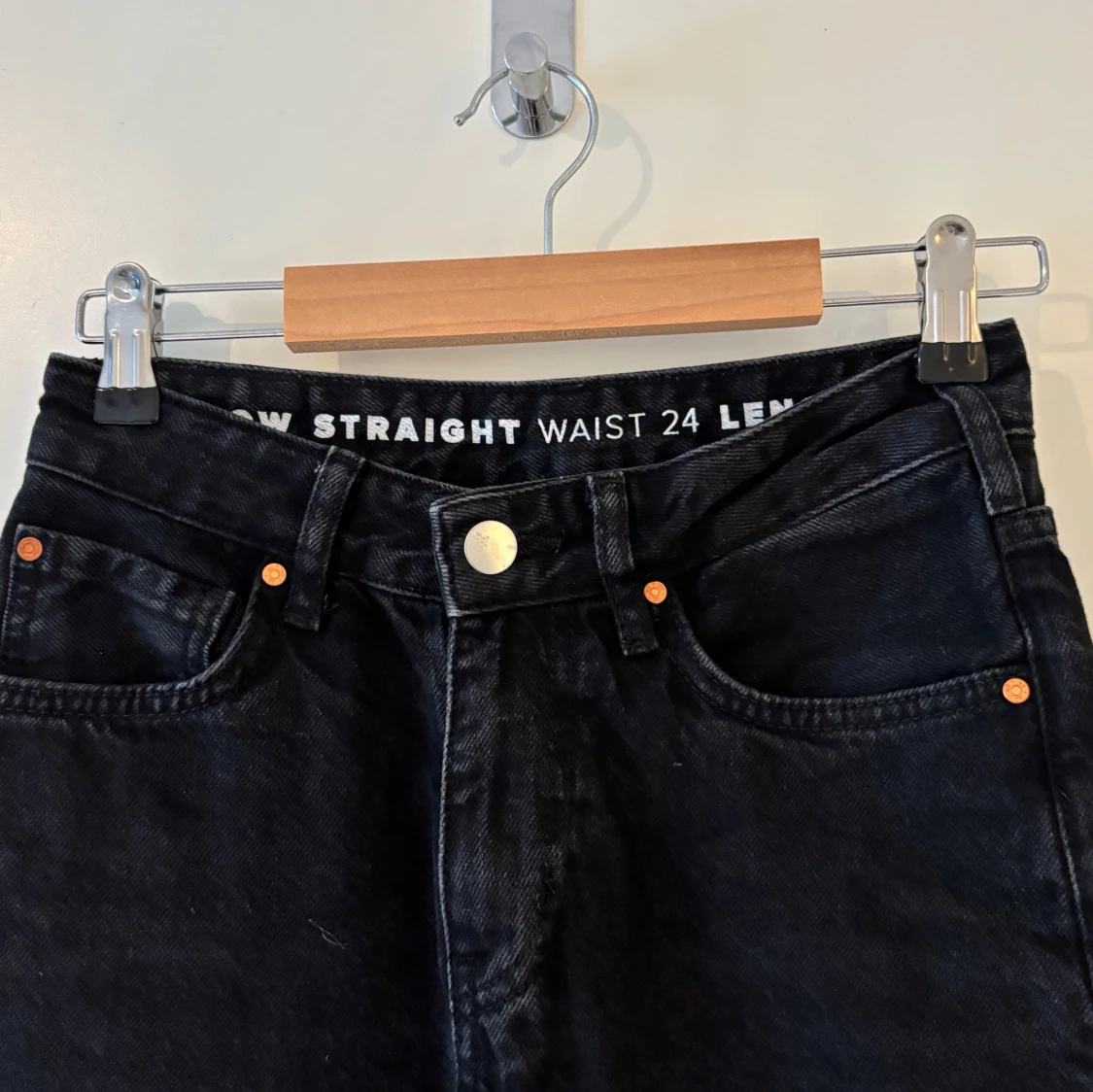 Svarta straight jeans från bikbok - 2