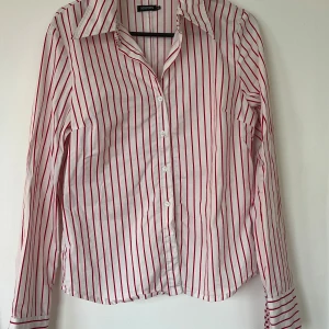 Vit och röd randig skjorta från Sisters Point - Säljer en klassisk vit skjorta med röda ränder från Sisters Point. 