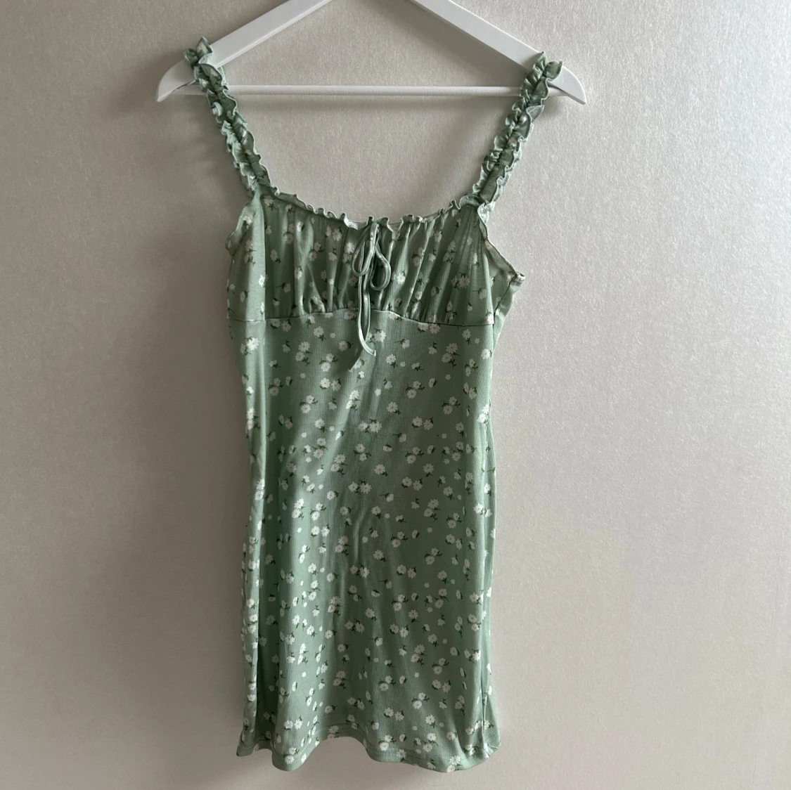 Ljusgrön kort blommig klänning