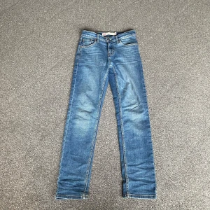 !Blåa levis slimfit jeans 29/30! - Tvär feta blåa levis 512 slimfit riktigt snygg tvätt på jeansen. Bra skick, sitter riktigt fint. Om ni har några frågor är det bara att fråga😁
