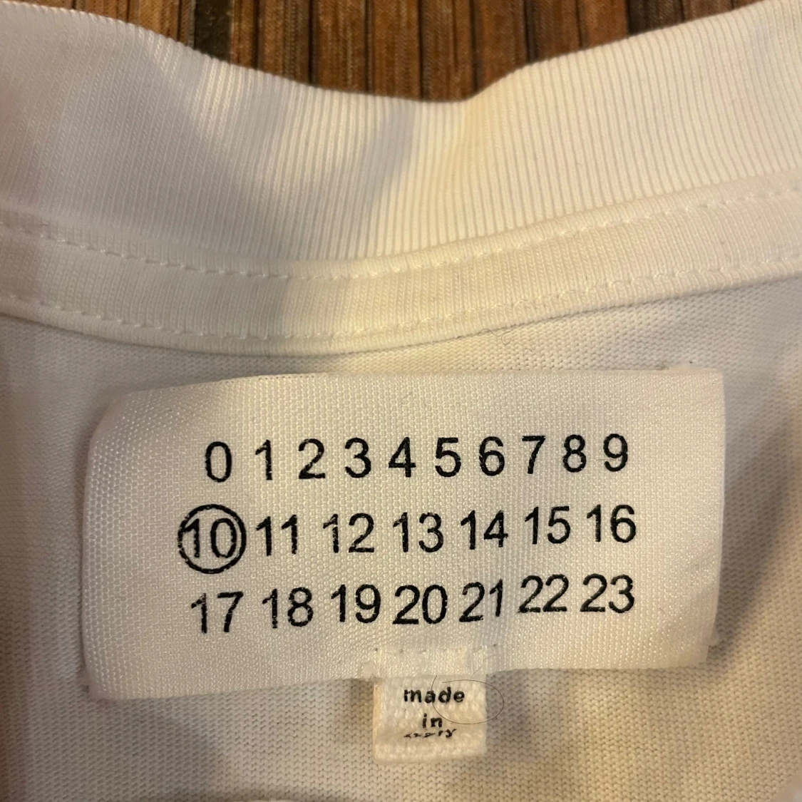 Vit t-shirt med klocktryck från Maison Margiela - 1