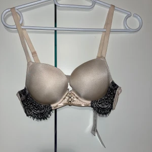 Rintaliivit - Ihanat beiget push up rintaliivit. Jääneet käyttämättä. Koko 70A. Kissatalous MMM, lisätietoja saa kysymällä Katsothan myös muut ilmoitukseni Mikäli hinta ei miellytä tarjoa rohkeasti. 