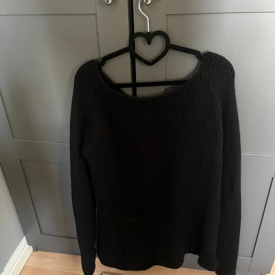 Svart stickad tröja med håldetaljer - 1