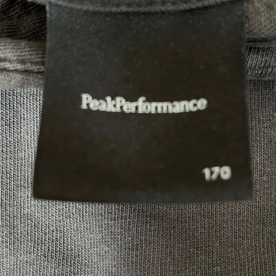 Mörkgrå hoodie från Peak Performance - 1