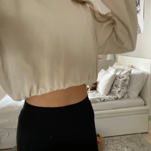 Fin beige crewneck tröja från lager 157💞 - Fin beige crewneck tröja, aldrig använd så i super bra skick, säljer billigt även då den inte används eftersom jag vill bli av med den! 