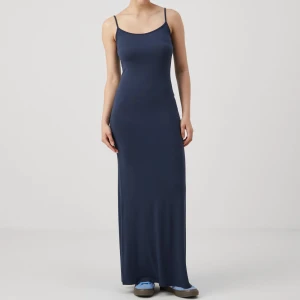 Maxi slip dress - Fin långklänning från Gina Tricot i storlek S. Nypris när jag köpte 359kr men finns inte kvar i butik. Perfekt till sommarkvällar när man inte vill ha kort klänning. Går att vika ner så man kan ha den som långkjol också. Väldigt fint skick så det är använd högst 4 gånger.