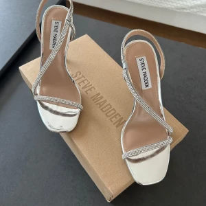Helt nya Steve Madden högklackade sandaler - Nya högklackade sandaler från Steve Madden med strass stenar. 