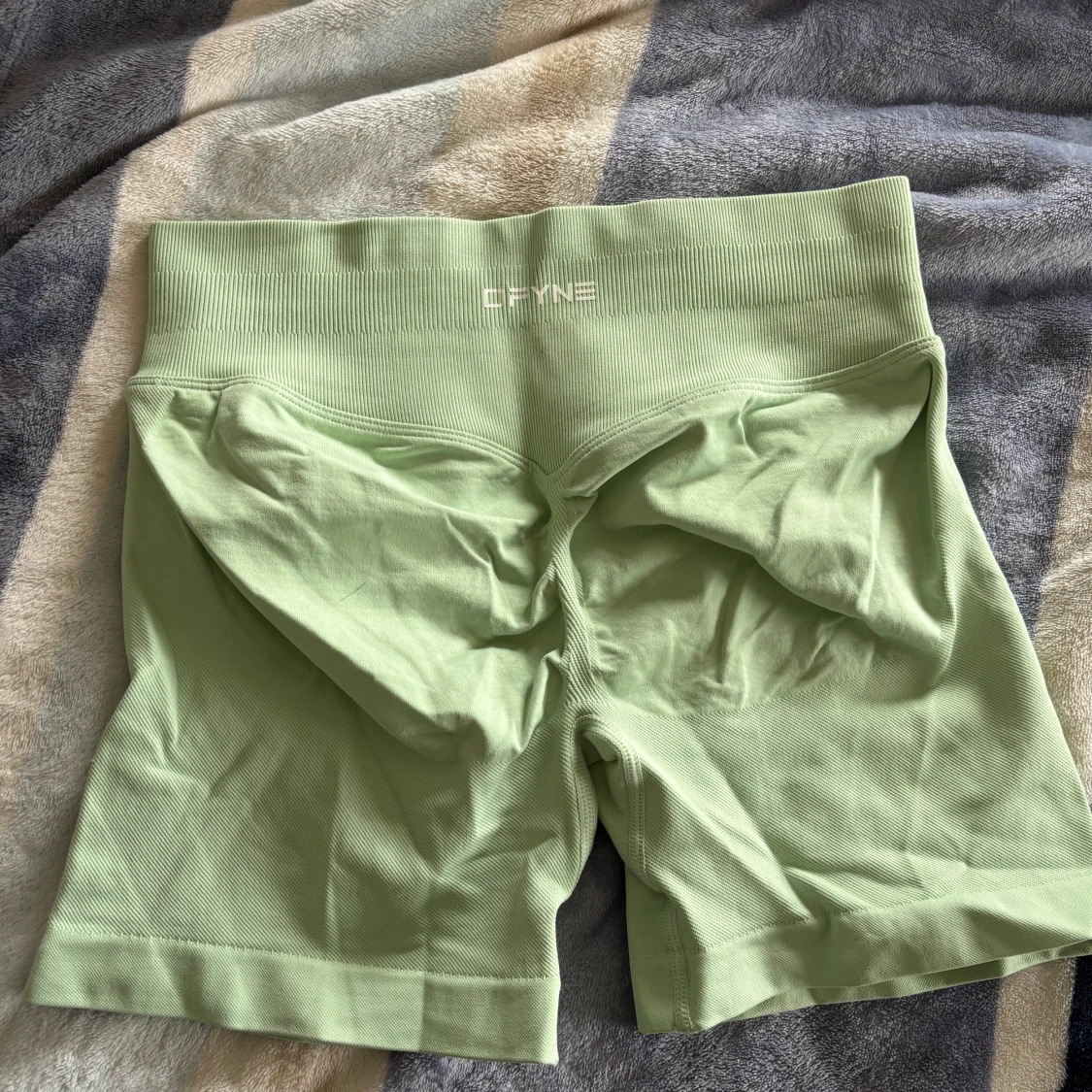 Ljusgröna träningsshorts från DFYNE impact 4.5 - 1