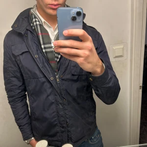 Burberry halsduk - Mörkgrå halsduk från Burberry✅                                   Priset kan diskuteras👉