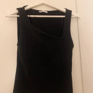 Svart linne från Zara - Säljer ett svart sne skuret linne från Zara. 