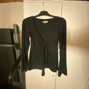 Knyt topp från design by si - Säljer min topp från design by si då den aldrig är använd❤️lämna gärna prisförslag!