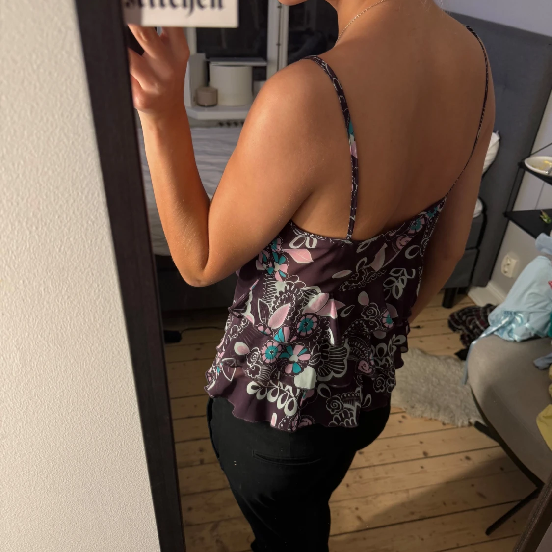 Mönstrad volangtop med tunna axelband - 1