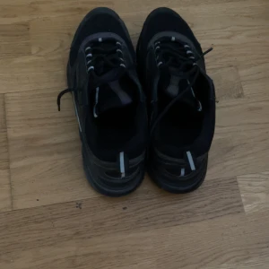 Dior b22 - Tjena! Säljer mina Dior B22 skor. Skorna är i god skick och har använts ett fåtal gånger. Skorna har en fin reflex där dem lyser regnbågsfärger såsom du ser på bilden. Storleken på dem är 45. Passar nämligen 46 och folk med storlek 44. Skorna är äkta och kommer med en Dior Dustbag. Bilden på dustabagen kan ni få i chatten! Obs! Obeservera att dustabagen bara kommer ifall du frågar efter den. Dem är äkta!