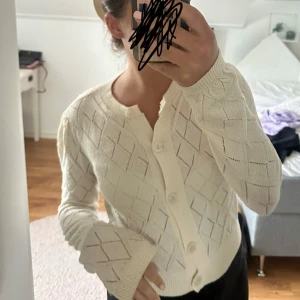 Cremefärgad kofta  - Säljer denna fina koftan 🩷 Stolek M men passar både som en S och Xs 