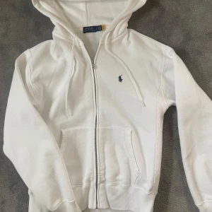 Ralph lauren zip hoodie  - Vit zip hoodie från ralph lauren i mycket fint skick, endast använd en gång och i storlek S. Nypris är 2300kr.
