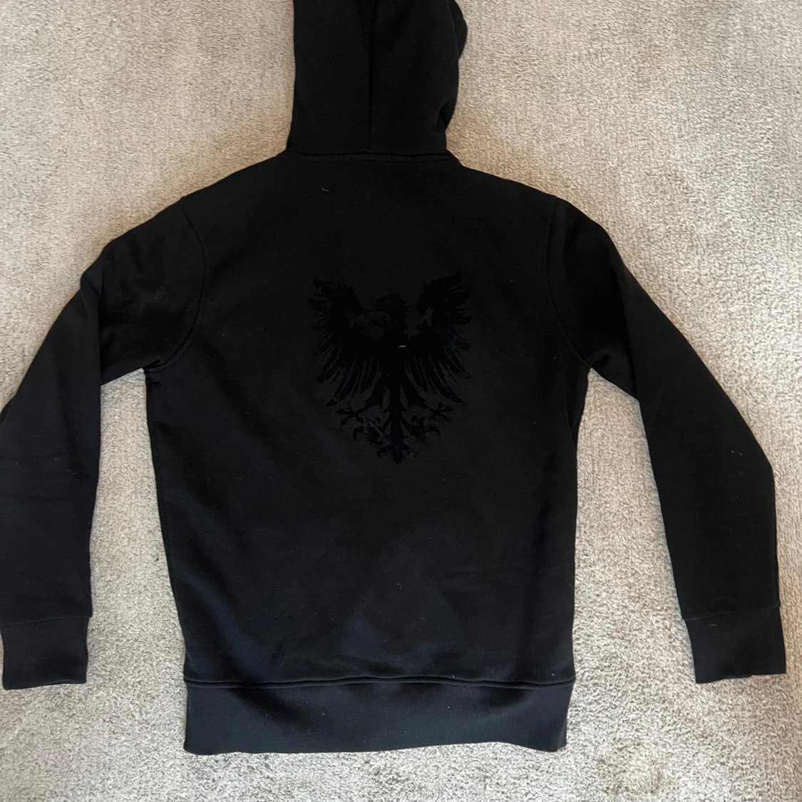 Svart hoodie med dragkedja/tuttolente - 1