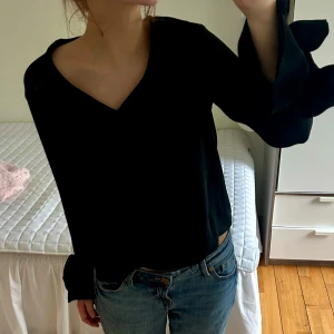 Topp från zara - Fin topp från zara som passar till olika tillfällen. Har rosetter vid ärmarna! Kan både klä upp och ner!🫶🏻 Storlek XS. Superbra skick!