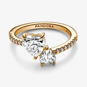 Pandora Ring Guld - Hej! Säljer nu helt oanvänd ”Dubbel glittrande ring med hjärtan” som är köpt ifrån Pandoras hemsida. Jag köpte den till min tjej som present men den var tyvärr förstor och därför säljs den. Ringen är i storlek ”60” och är platerad med 14 karat guld och kostar 1399:- i nypris. Original påse, ask och kvitto medkommer. Tveka inte att höra av er om minsta fråga eller prisförslag! Mvh Alvin