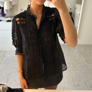 Genomskinlig blus  - Genomskinlig blus med spets detaljer från Copenhagen muse 