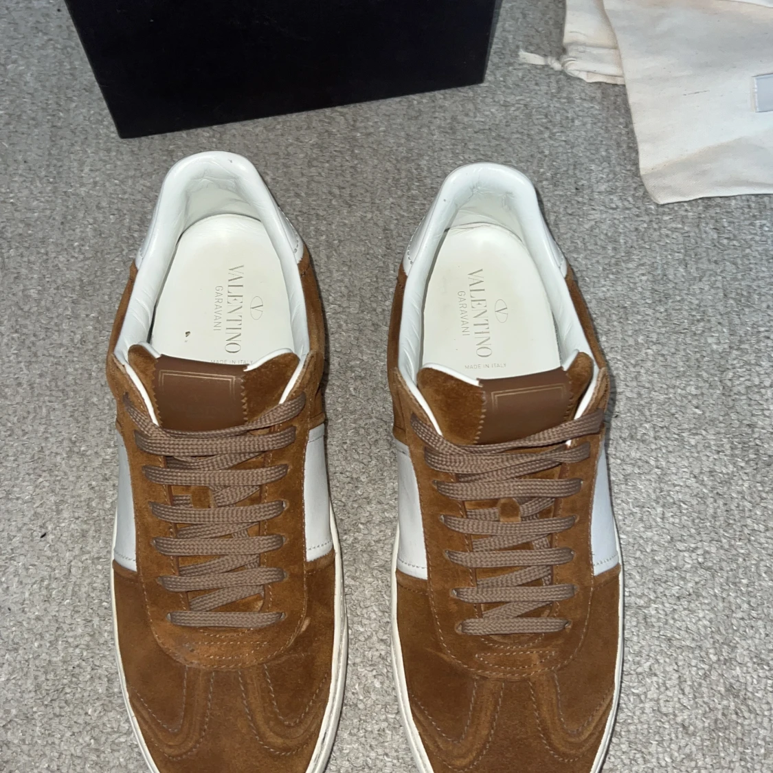 Bruna och vita sneakers från Valentino Garavani - 3