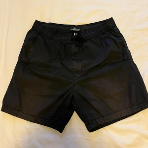 Stone island shorts - Stone island shorts I perfekt skick förutom att en knapp saknas där bak. Ifalla man vill sätta på en badge. Dom är äkta går att skanna qr koden. Är lite osäker på storleken. Det står 46. Men passar mig som har 32 midja.