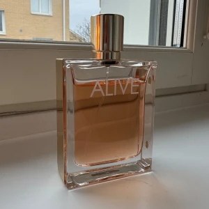Parfym ALIVE Hugo Boss - Säljer min parfym ALIVE från Hugo Boss i 80ml. Nypris 1200kr