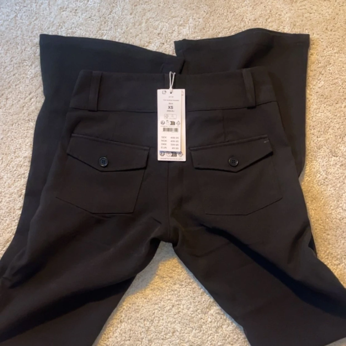 Svarta bootcut kostymbyxor med knappar - 2