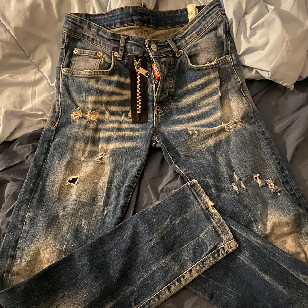 Helt nya oanvända dsq2 jeans. Passa på du hittar inga billigare perfekta ni inför våren. . Farkut & Housut.
