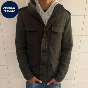 Jack n Jones rock  - Hej! Säljer denna riktigt stiliga Jack n Jones rocken, skick 8/10, modellen ca 183. Skriv gärna och fråga vid funderingar eller intresse! 