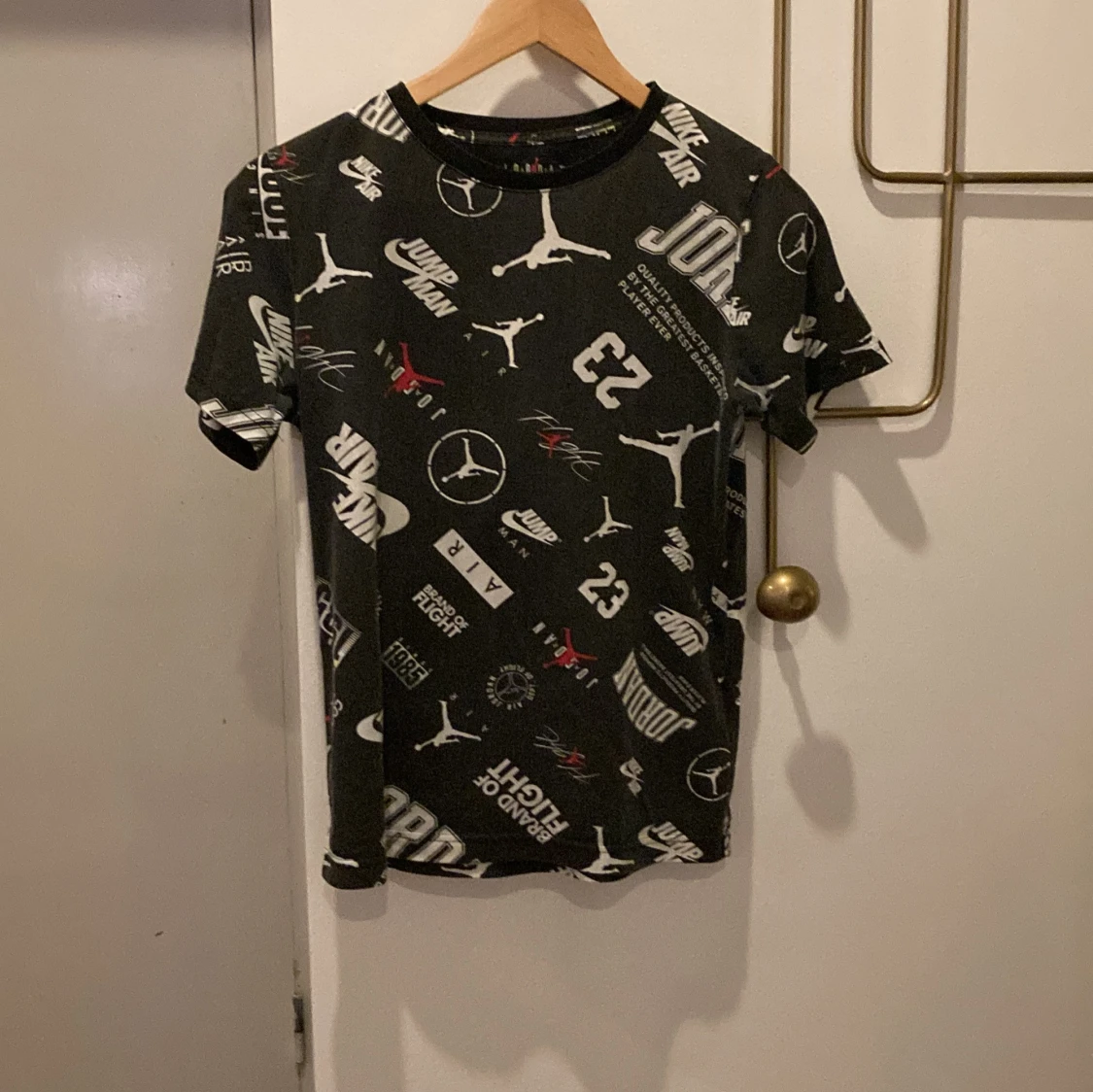 Svart t-shirt med Jordan-loggor