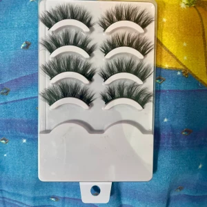 Lösögonfransar 4st  - Ett pack med 4 stycken lösögonfransar som är oanvända. Säljer på grund av att jag inte använder lösögonfransar längre.   Pris kan diskuteras vid snabb affär!  