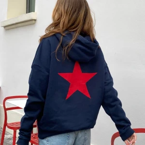 Star hoodie - Oversize marinblå hoodie. Köpt för ca 1 år sedan i London. Bra skick men stjärnan är en aning blekt.