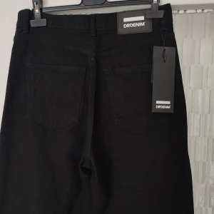 Svarta Dr Denim jeans i storlek 28/32 - Svarta Dr Denim jeans i storlek 28/32. Echo heter jeans modellen. Ganska rejäla i materialet. Jeansen är gjorda av 100% bomull. Helt nya med lapp kvar. Dock har prislappen åkt av men nypris på dessa är 599kr.