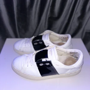 Valentino Open sneakers med svart detalj - Säljer ett par vita Valentino Open sneakers. Nypris ca 7000, mitt pris 2000kr. Pris kan diskuteras vid snabb affär.