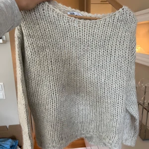 Beige stickad tröja från Zara - Mysig och chunky beige stickad tröja från Zara med grovstickat mönster. Tröjan har rund halsringning och långa ärmar, perfekt för våren och sommaren. Hör av er vid frågor 🥰