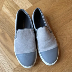 Axel Arigato sneakers - Väldigt sparsamt använda sneakers från Axel Arigato till salu. Väldigt sköna och enkla. För stora för mig och därför säljer jag!❤️