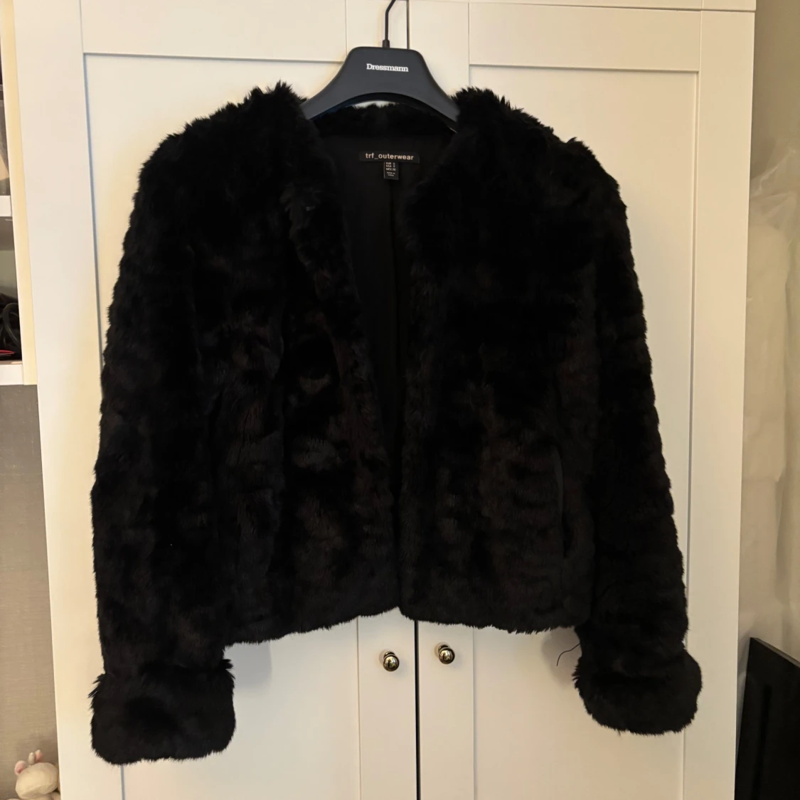 Svart pälsjacka från trf_outerwear