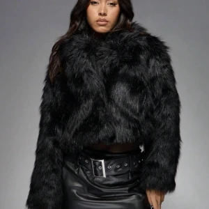 Svart pälsjacka med croppad passform - Säljer en svart pälsjacka som har en lyxig, fluffig känsla och passar perfekt för att lyfta din outfit. Så enkel att matcha och ger en cool statement-look!! Älskar 😍