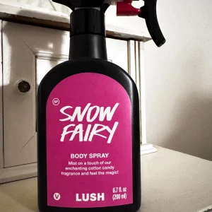 Snow Fairy Body Spray från Lush - En limited edition body spray från Lush, Snow Fairy. Doften beskrivs som sockervadd och magisk. Ca hälften kvar av 200ml.