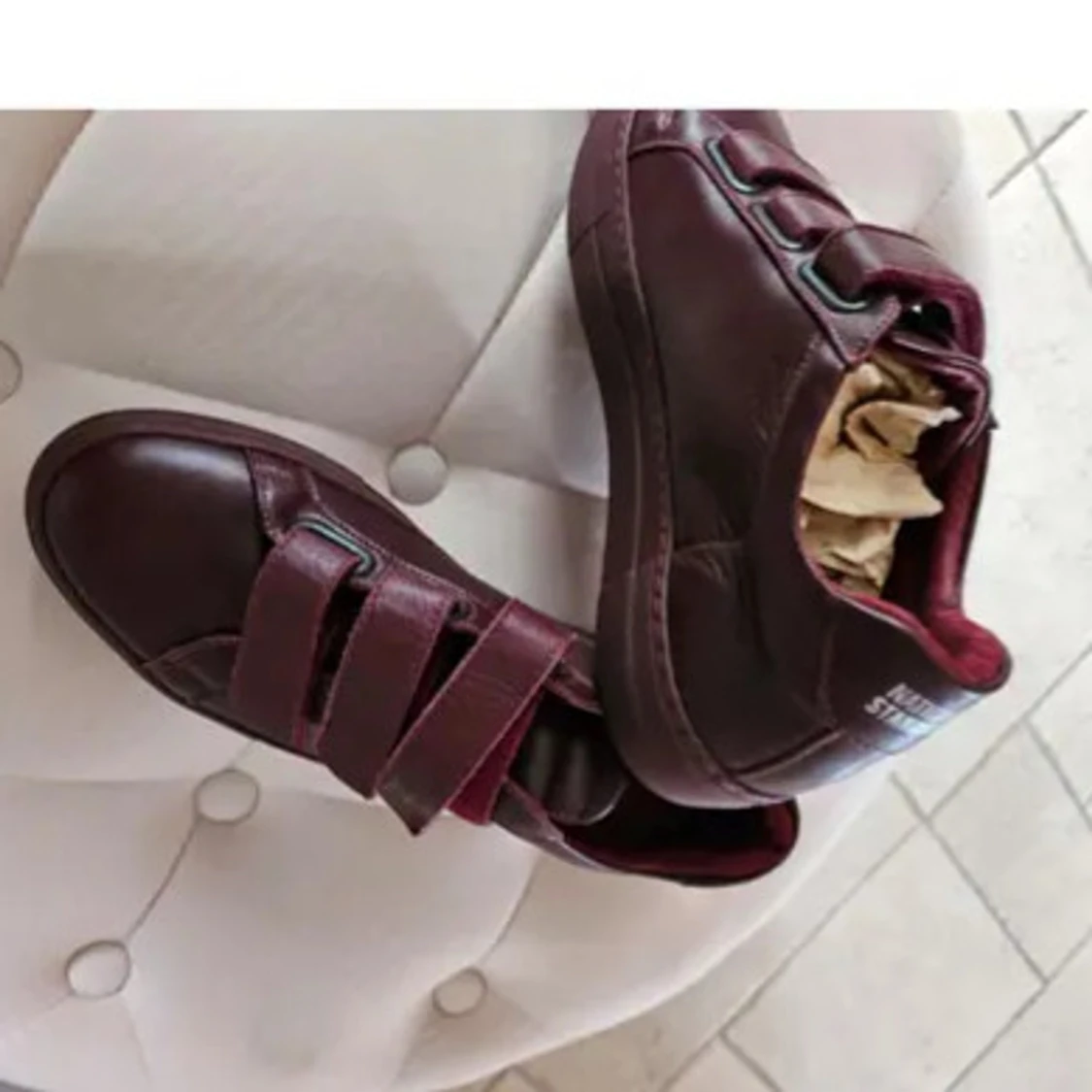 Vinröda sneakers från National Standard - 1