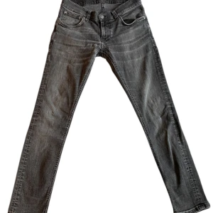 Nudie jeans gråa - Ett par feta nudie jeans i storleken 30 30! Dessa har en riktigt fräsch färg och passar flertal stilar. Den har dock tyvärr ett litet hål i längst ner men det syns ej vid användning! Pris kan diskuteras vid snabb och smidig affär!