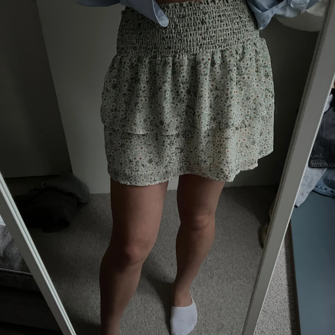 Ljusgrön blommig kortkjol