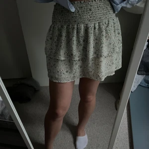Ljusgrön blommig kortkjol  - Supersöt och bekväm ljusgrön kortkjol som inte kommer till användning. Använd högst 2 gånger💚💚🌼