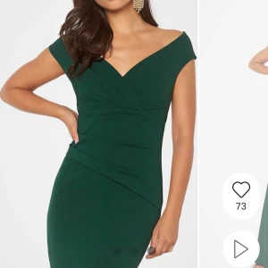 Mörkgrön långklänning med v-ringning - Använd endast en gång så den är i ett bra skick orginal pris är 1 000 kr men säljer för 800krElegant mörkgrön långklänning med v-ringad hals och figurnära passform. Klänningen har korta ärmar som går ut över axlarna och en smickrande drapering i midjan. Perfekt för bal eller festliga tillfällen.