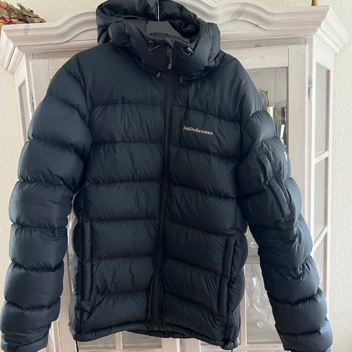 Svart dunjacka från Peak Performance