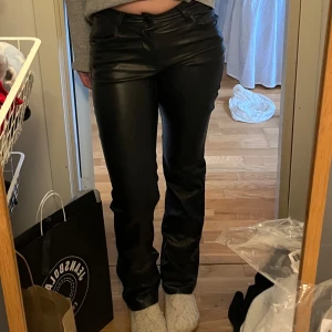 Svarta skinnbyxor med normal passform - Säljer ett par svarta skinnbyxor då dem ej används. 