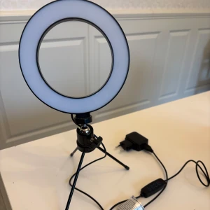 Rund LED-ringlampa med stativ - Säljer en rund LED-ringlampa perfekt för sminkning eller content creation. Lampan har ett justerbart stativ och USB-sladd med kontroll för ljusstyrka. Ger jämnt och snyggt ljus för att få till flawless makeup.